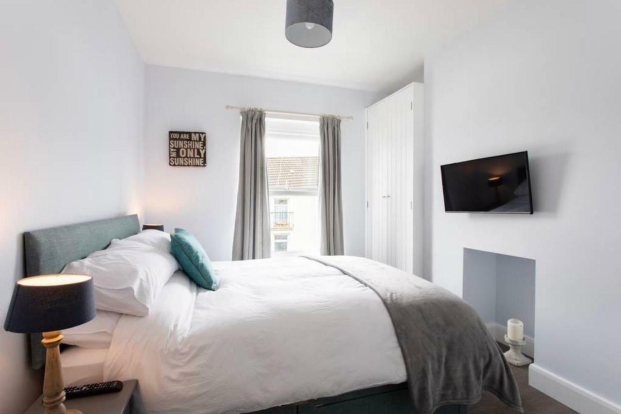 Beautiful Two Bed Mumbles Flat - With Parking Space Exterior photo